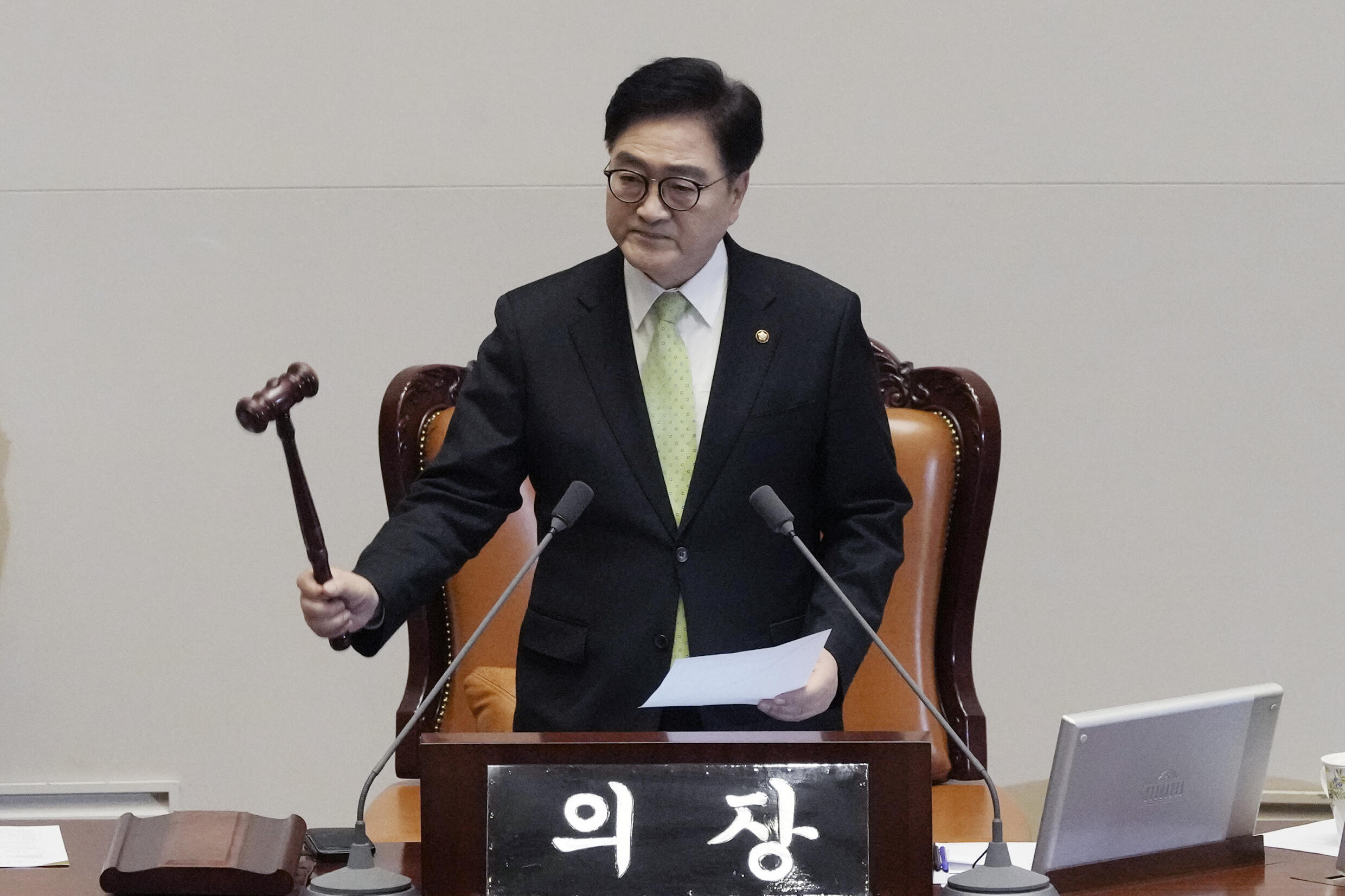 El presidente de la Asamblea Nacional de Corea del Sur, Woo Won Shik, golpea un martillo durante una sesión plenaria para la moción de destitución contra el presidente en funciones surcoreano Han Duck-soo en la Asamblea Nacional en Seúl, Corea del Sur, viernes 27 de diciembre de 2024.