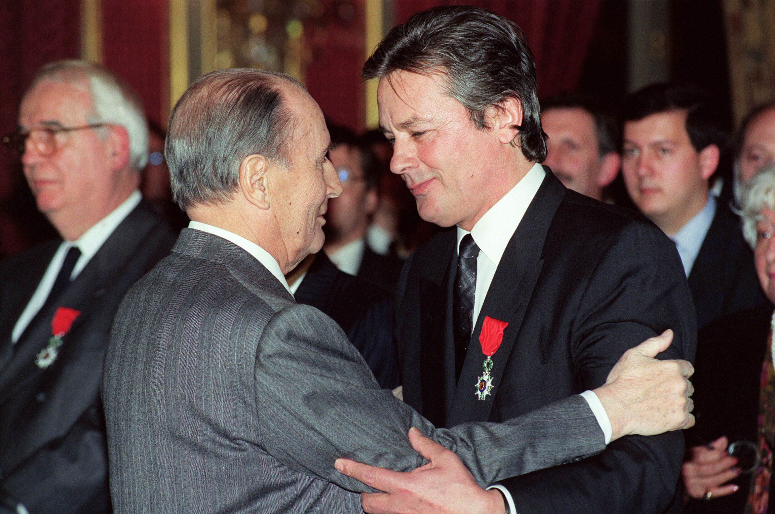 Le président François Mitterrand remettant la médaille de la Légion d’honneur à l’acteur, le 21 février 1991
