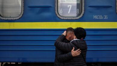 Ένας σύζυγος και μια σύζυγος προτού επιβιβαστεί σε τρένο στον κεντρικό σταθμό του Sloviansk στην περιοχή Donbas.