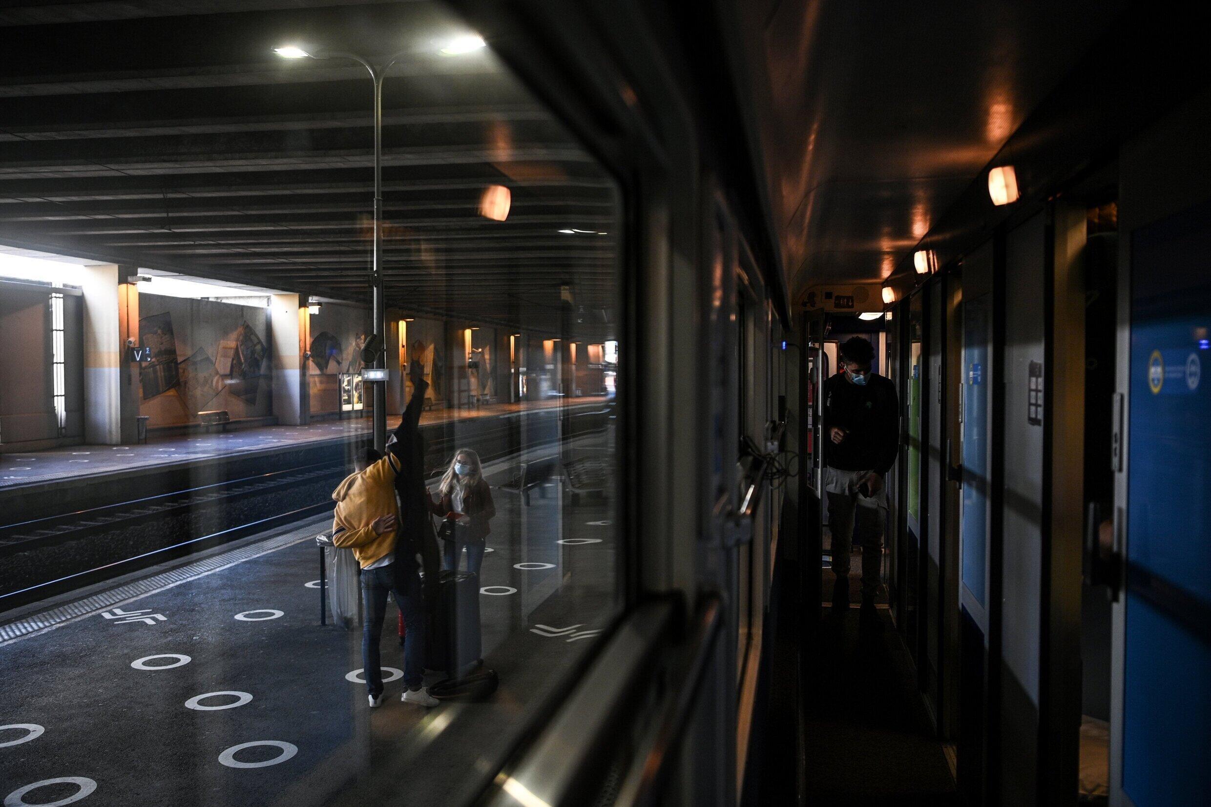 Un voyageur dans un couloir du train de nuit Paris-Nice le jour de sa remise en service, le 20 mai 2021