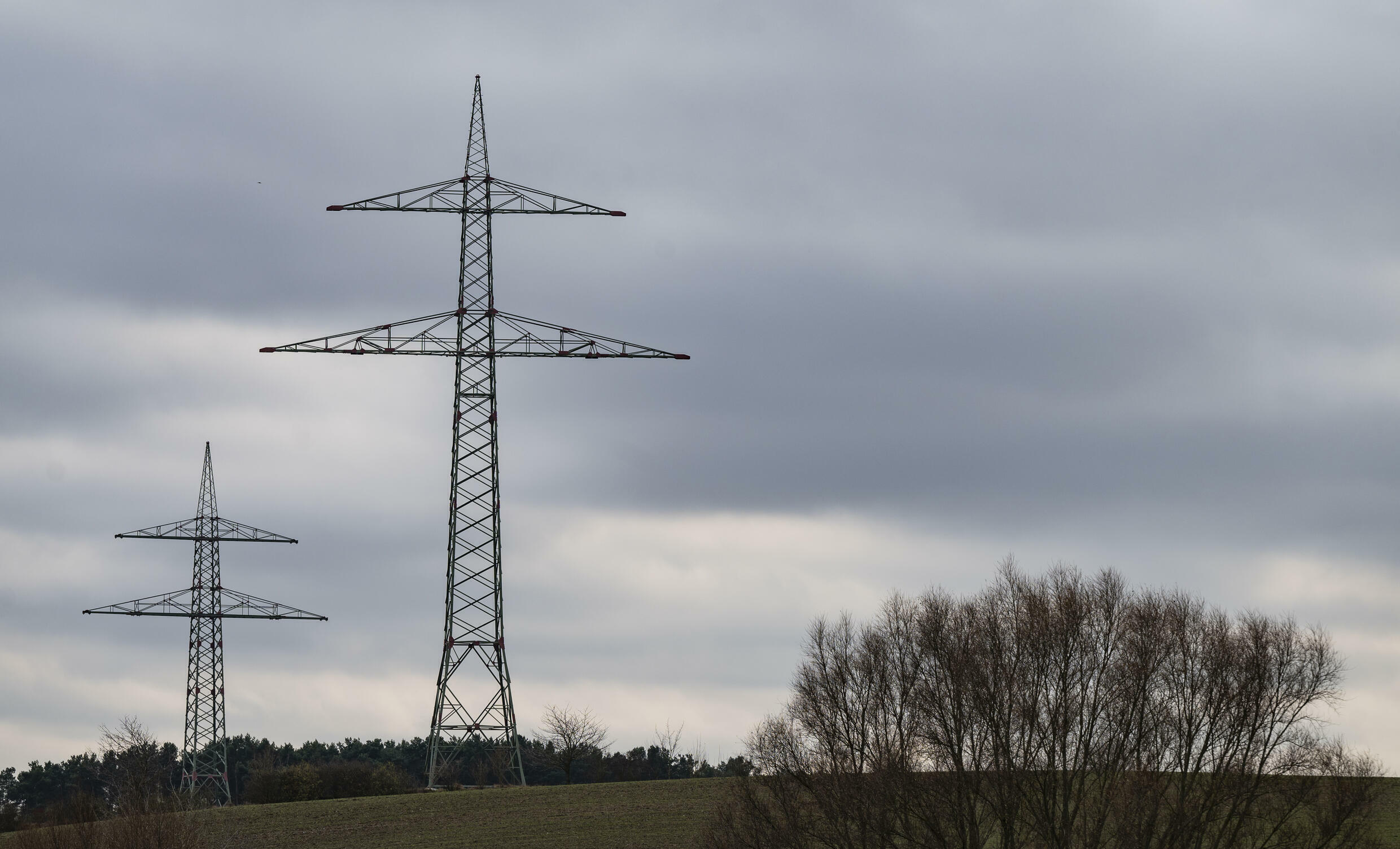 Strommasten für 380kV-Leitungen (noch nicht installiert) bei Golzow am 3. Dezember 2021 in Deutschland