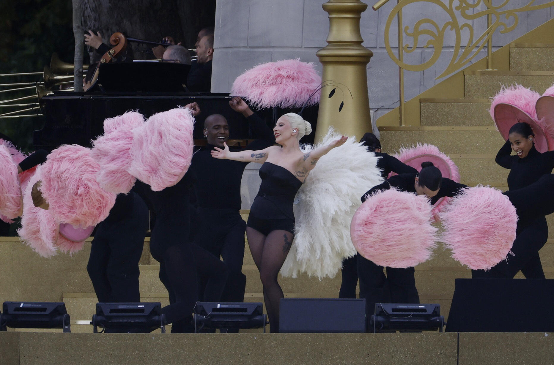 La star américaine Lady Gaga se produit au début de la cérémonie d'ouverture des JO. Elle a interprété "Mon truc en plumes" de Zizi Jeanmaire, titre emblématique du music-hall français.