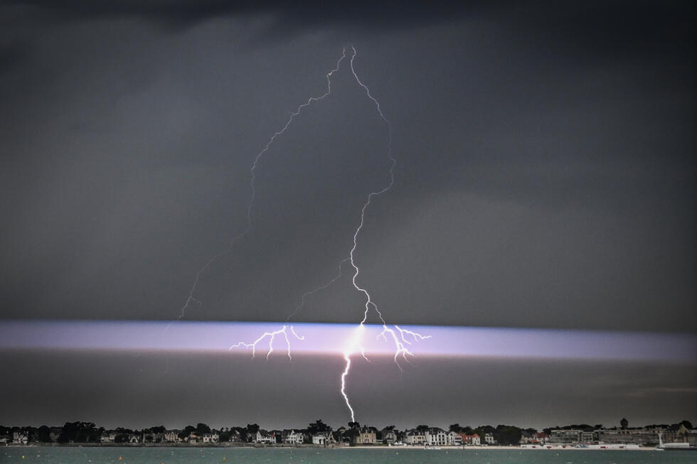 Un éclair dans un ciel d'orage à La Baule, en Loire-Atlantique, mercredi 25 juin 2025.