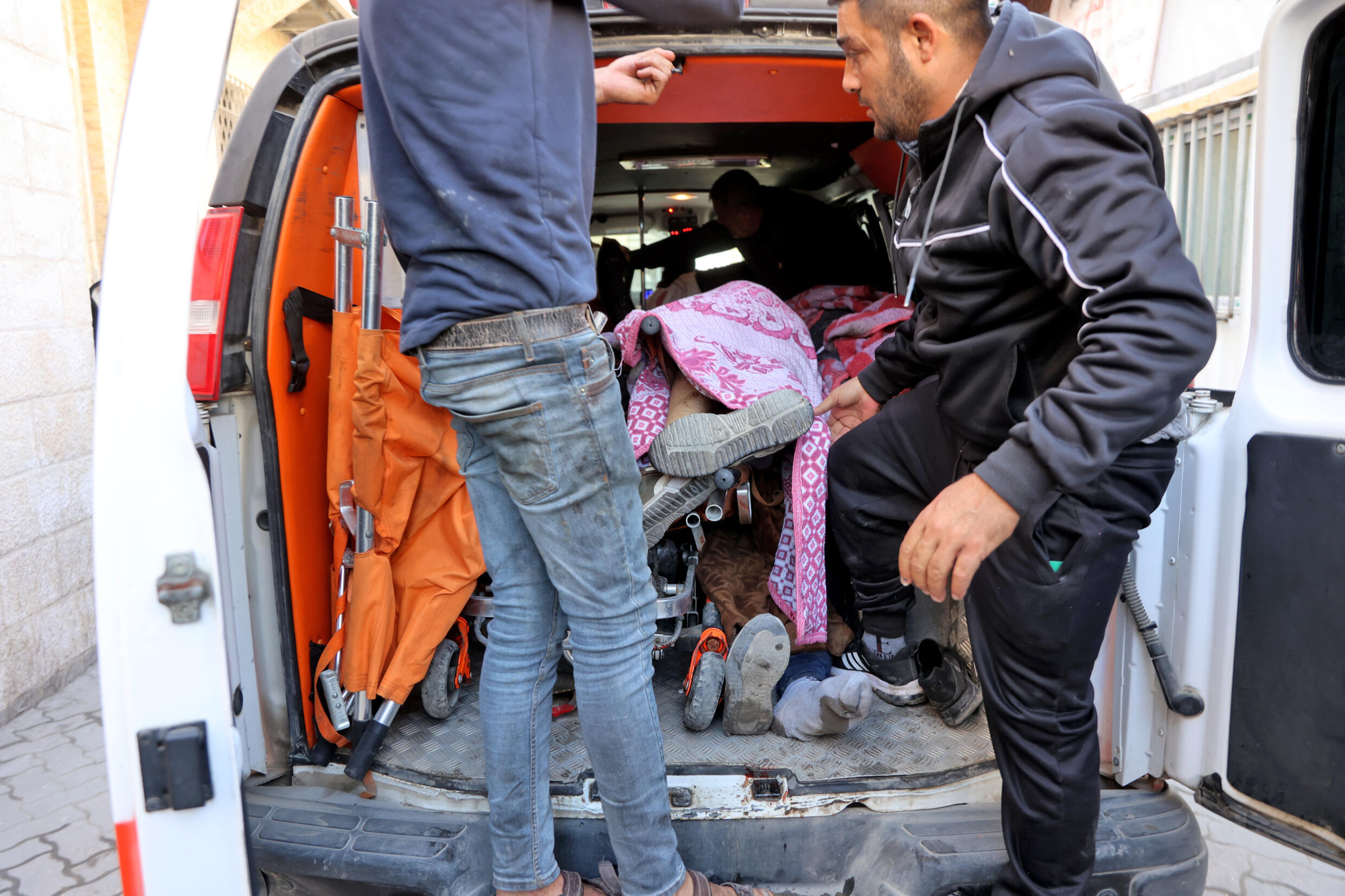 Une ambulance transporte les corps de personnes tuées dans une frappe israélienne sur Jabalia, dans le nord de la bande de Gaza, le 19 décembre 2024