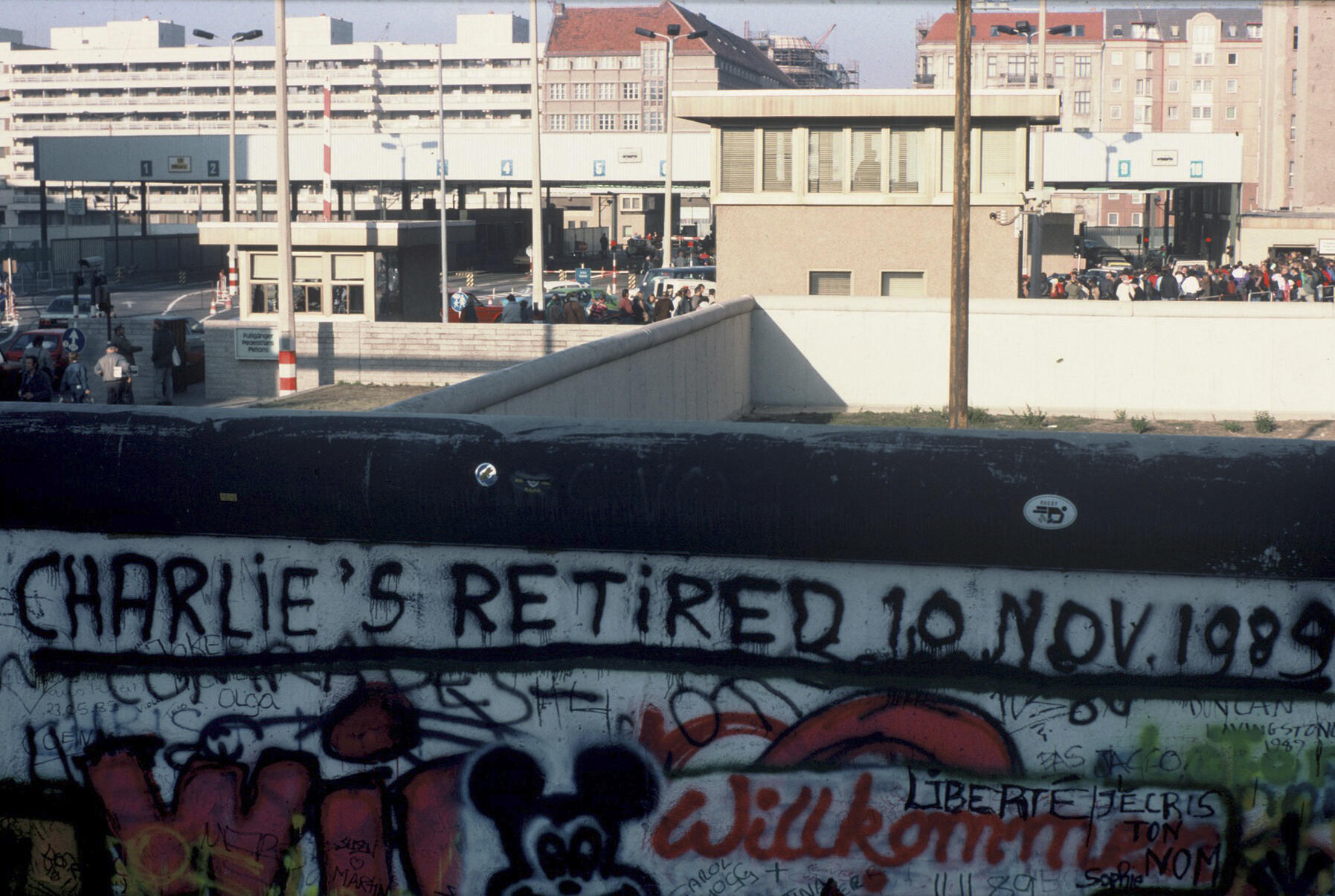 Photo prise le 17 novembre 1989 d'une partie du mur de Berlin et du point de passage allié Checkpoint Charlie entre Berlin-Est et Berlin-Ouest dans la Friedrichstrasse à Berlin.