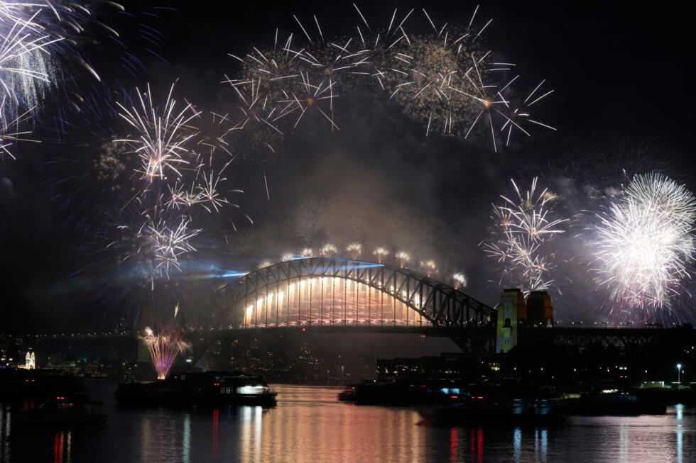 Vuurwerk barstte los over de Sydney Harbour Bridge tijdens de nieuwjaarsviering in Sydney, donderdag 1 januari 2026