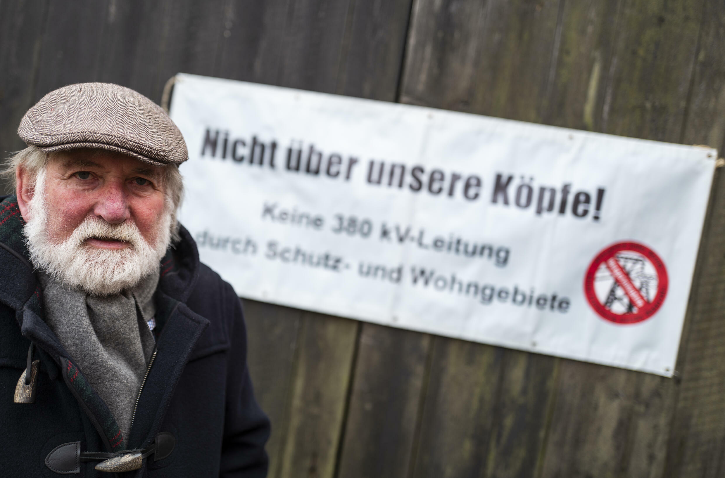Umweltschützer Hartmut Lindner vor einem Plakat gegen die Verlegung von 380-kV-Leitungen am 3. Dezember 2021 in Seiftenhütte, Deutschland