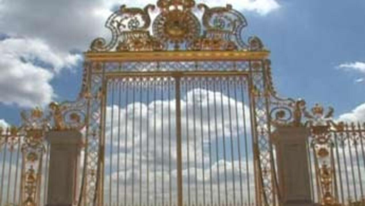 Versailles' golden gates recreated after 200 years