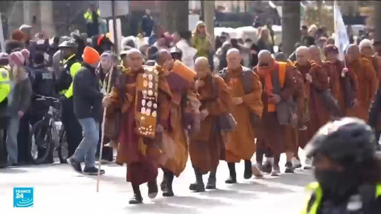 رهبان بوذيون يعبرون الولايات المتحدة سيرا على الأقدام لنشر رسالة سلام