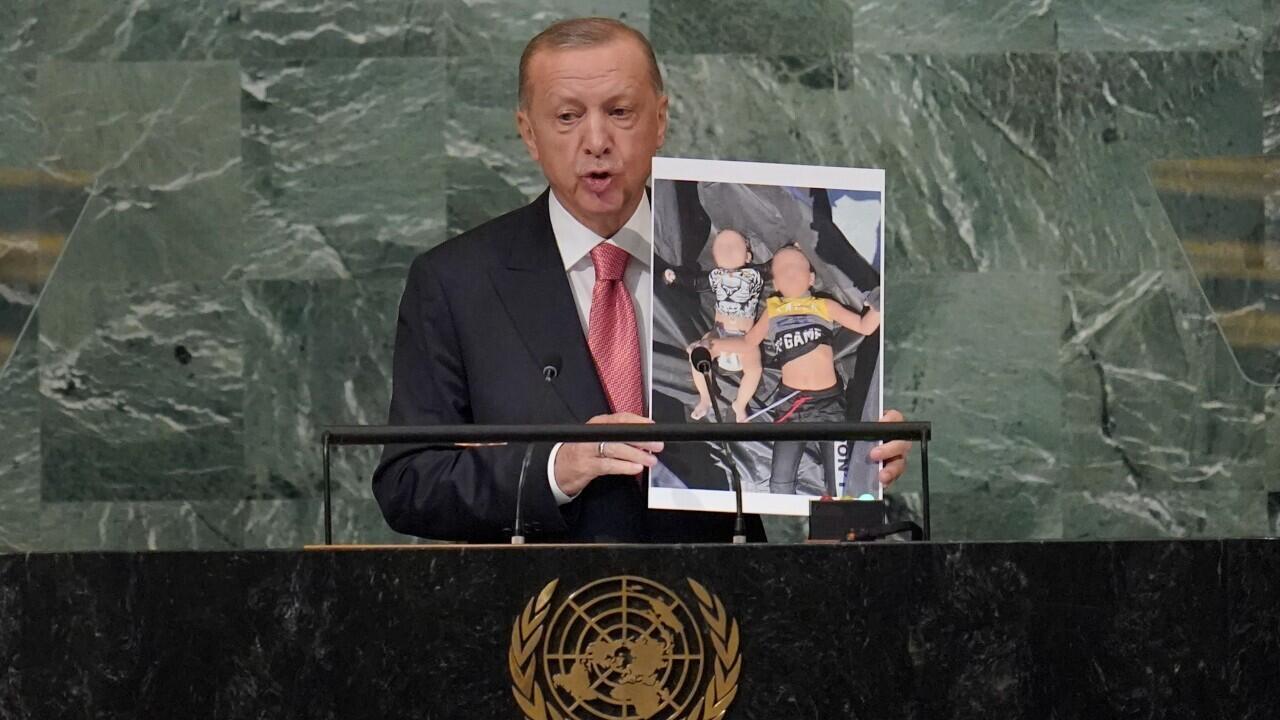 El presidente de Turquía, Recep Tayyip Erdogan, sostiene una foto con niños refugiados sirios fallecidos para denunciar la actuación de Europa en la crisis migratoria en las Naciones Unidas, el martes 20 de septiembre de 2022.