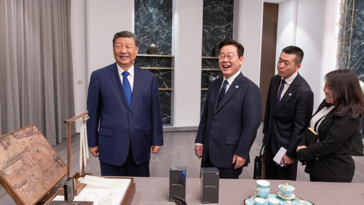 Chinese leader Xi Jingping joked about spying as he gifted South Korean President Lee Jae Myung a pair of Chinese smartphones.