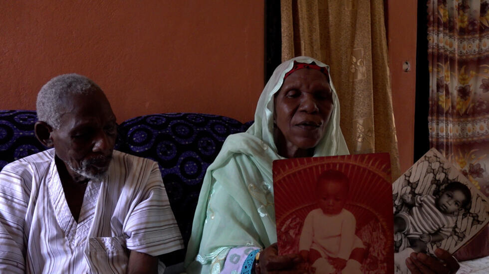 Mr et Mme Traore présente la photo d'enfance de leur deuxième fils, Daouda, porté disparu depuis les violences de 2011.