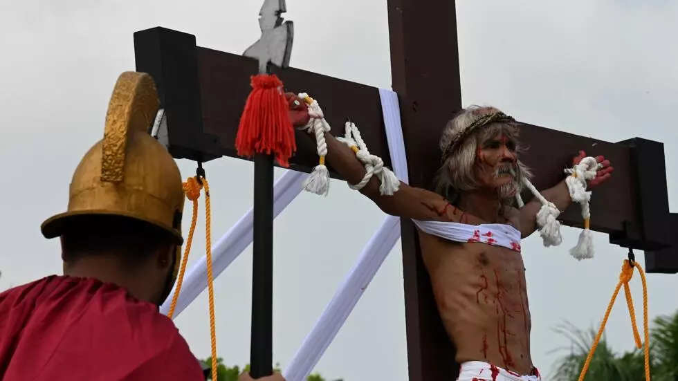 MASOCHIST PARADISE: Philippines enjoys Good Friday whippings and bloody crucifixions 😝