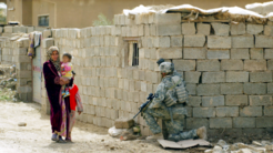 Un soldado estadounidense del 187º Regimiento de Infantería patrulla la zona de Rushdie Mullah en Yusufiyah, al sur de Bagdad, el 19 de marzo de 2008.