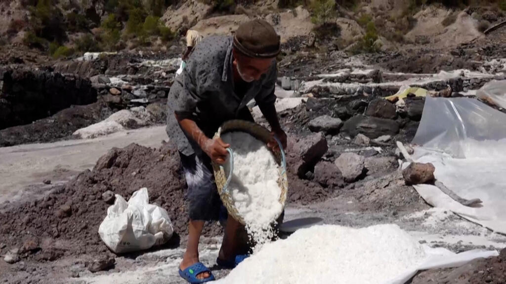 الجزائر: استخراج الملح مهنة متوارثة ومصدر رزق للسكان في منطقة القبائل