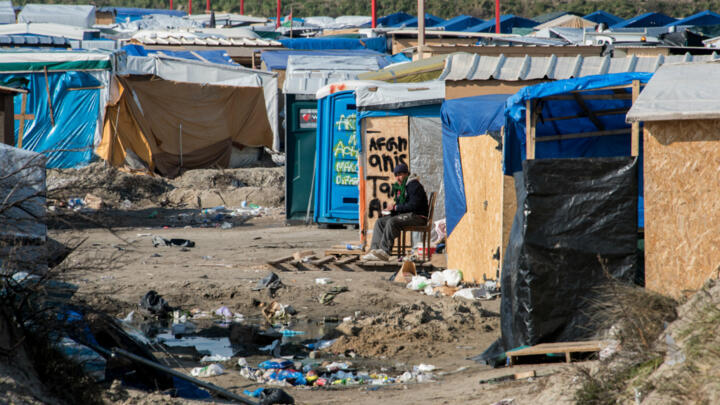 Macron heads to Calais to defend controversial migrant policy