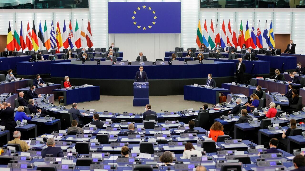 El primer ministro de Polonia, Mateusz Morawiecki, pronuncia un discurso durante un debate sobre el desafío de su país a la supremacía de las leyes de la Unión Europea (UE). En el Parlamento Europeo, en Estrasburgo, Francia, el 19 de octubre de 2021.