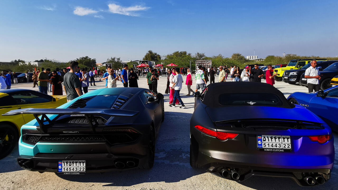 توقيف منظمَي ماراثون في إيران بعد مشاركة عداءات بدون حجاب