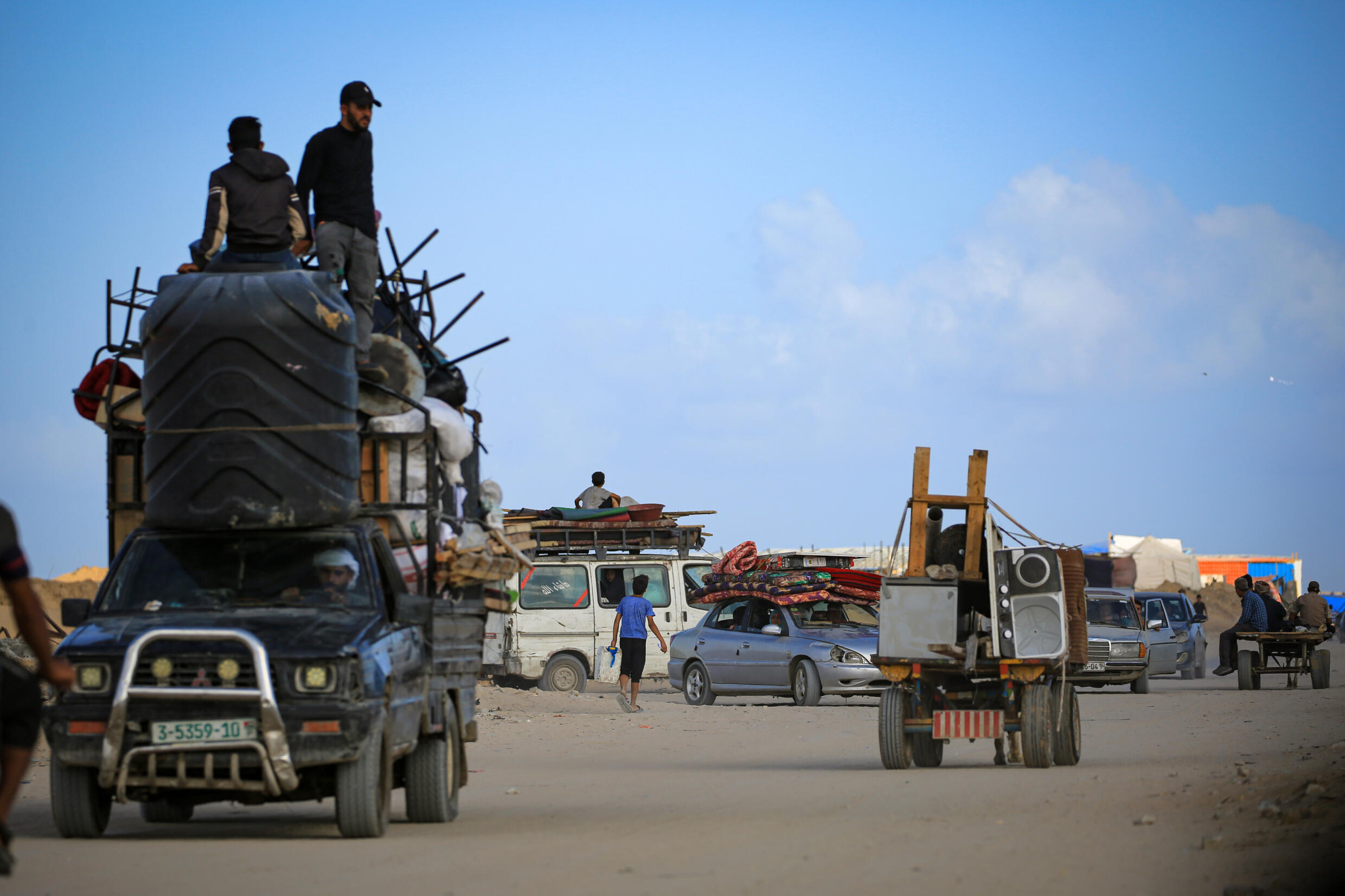 Des déplacés palestiniens arrivent à Al-Mawasi, dans le sud de la bande de Gaza, le 24 mai 2024
