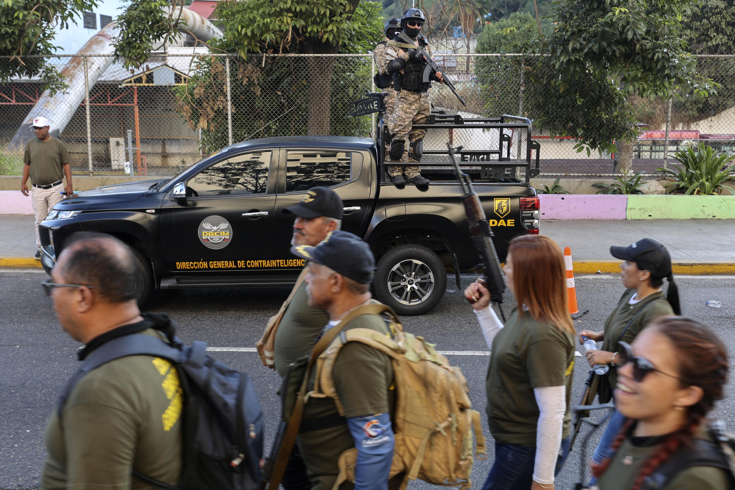 Des militaires et des membres des milices bolivariennes mobilisés à Caracas, au Venezuela, mardi 7 janvier 2025.