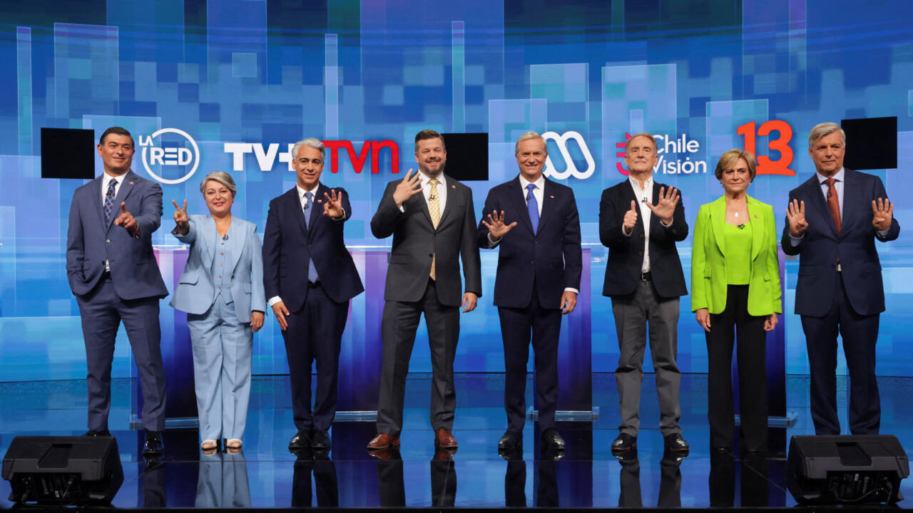 Los candidatos presidenciales chilenos Franco Parisi, Jeannette Jara, Marco Enriquez-Ominami, Johannes Kaiser, José Antonio Kast, Eduardo Artes, Evelyn Matthei y Mayne-Nicholls posan al asistir al último debate televisado antes de las elecciones del 16 de noviembre, en Santiago de Chile , el 10 de noviembre de 2025.