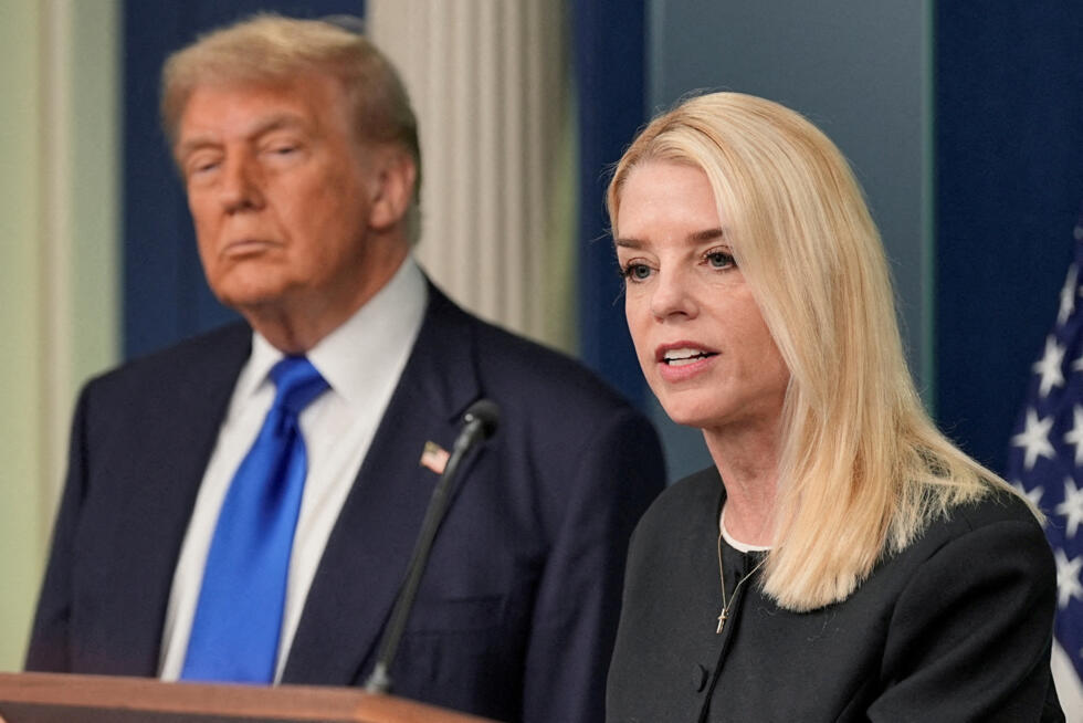 La fiscal general de EE.UU. Pam Bondi habla con los medios de comunicación, en la Sala de Prensa de la Casa Blanca en Washington D.C., 27 de junio de 2025.