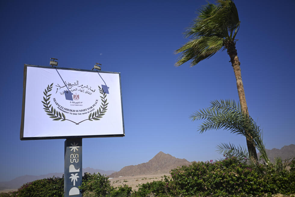 Un panneau annonce le sommet de la paix du 13 octobre 2025 à Charm el-Cheikh, en Égypte.