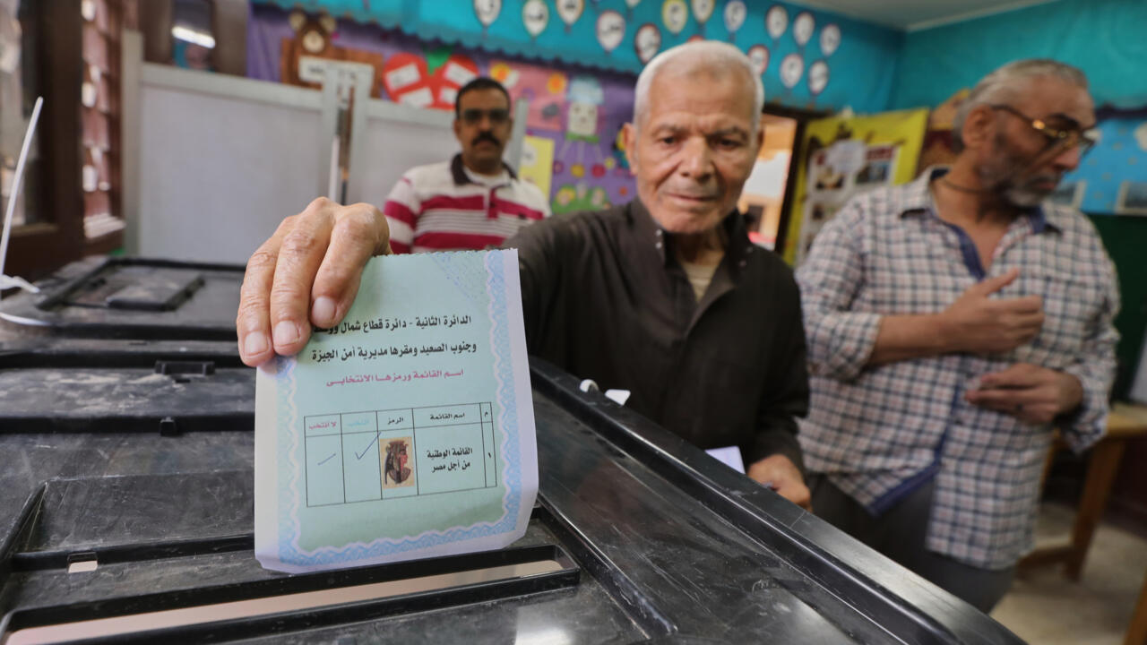 مصر: الناخبون يدلون بأصواتهم في انتخابات تشريعية "تكتسي أهمية خاصة"