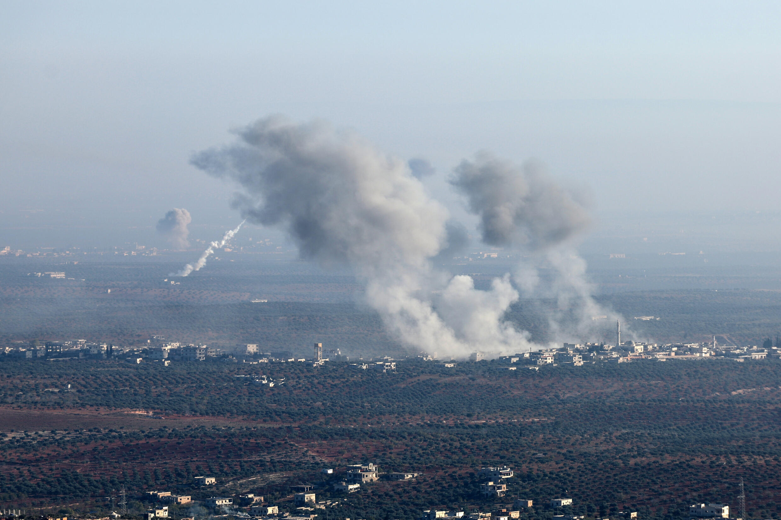 Affrontements entre factions de l'opposition syrienne et les forces du régime à la périphérie de Saraqib, dans la province d'Alep, le 28 novembre 2024