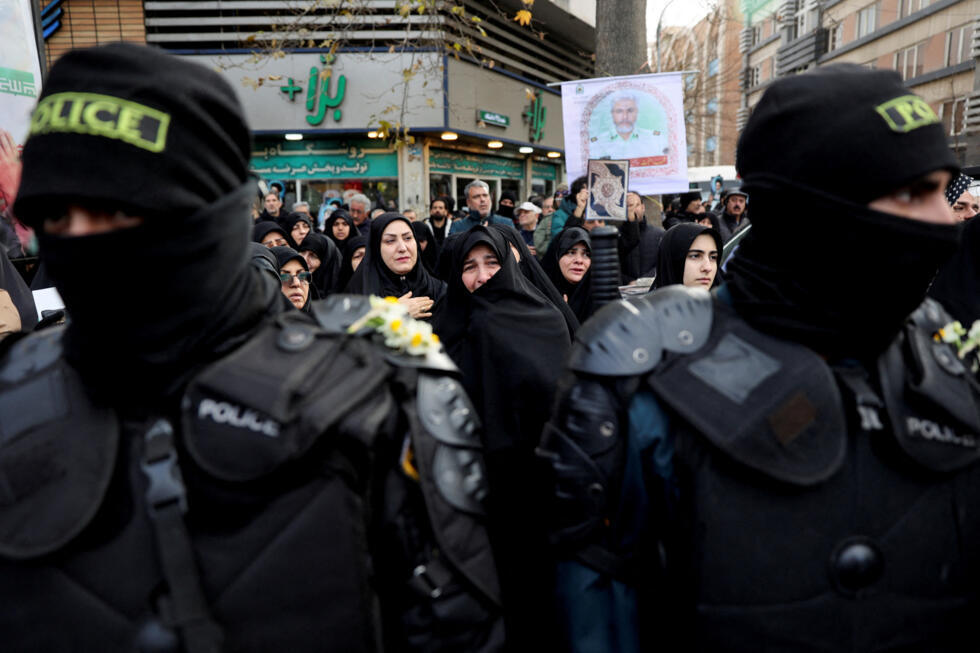 Cortejo fúnebre de algunos miembros de las fuerzas de seguridad de Irán que murieron durante las protestas económicas que sacuden el país desde el 28 de diciembre, en Teherán (Irán), el 14 de enero de 2026.