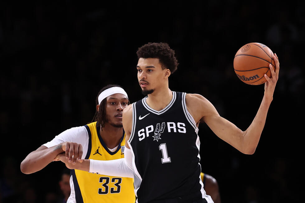 Victor Wembanyama (d.) tient le ballon alors que Myles Turner défend lors du match de NBA entre les San Antonio Spurs et les Indiana Pacers délocalisé à Paris, le 25 janvier 2025.
