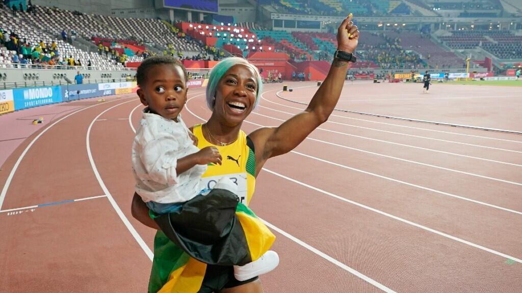 Shelly-Ann Fraser-Pryce celebra con su hijo Zion su victoria en la final de los 100 m planos en el Mundial de Atletismo. Doha, Qatar, 29 de septiembre de 2019.