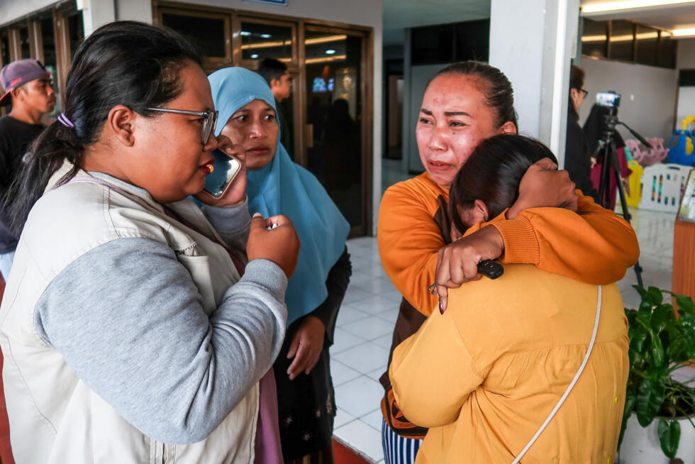 Des proches des passagers du ferry attendent des nouvelles de leurs proches à Banyuwangi, dans l'est de Java, jeudi 3 juillet 2025.