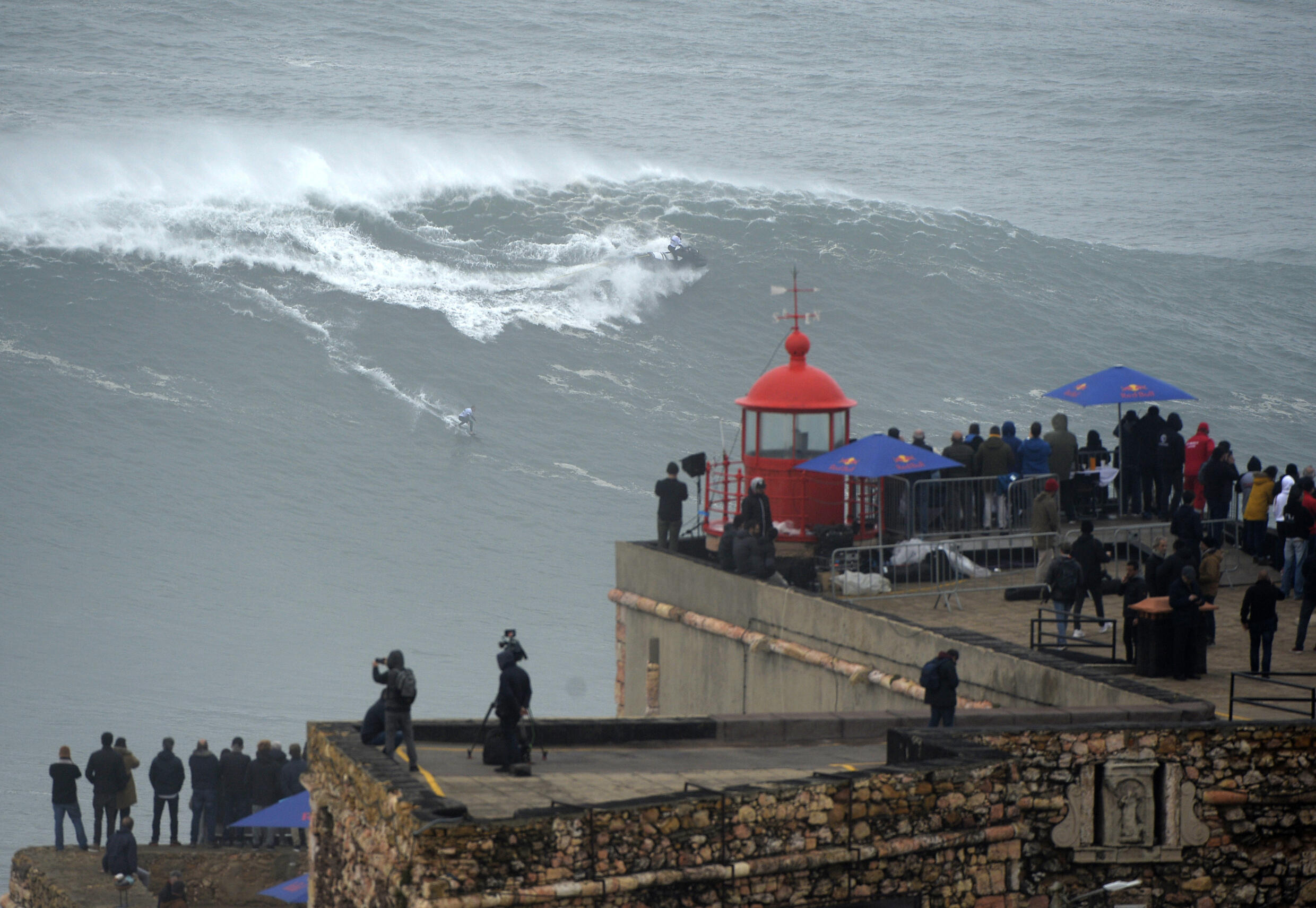 Sebastian Steudtner surfe à Nazaré, au Portugal, le 11 février 2020