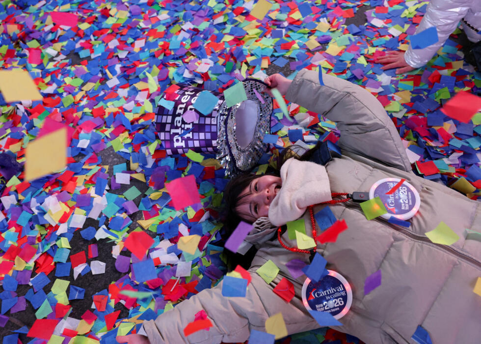 Une femme allongée sur des confettis lors des célébrations du Nouvel An à Times Square, à New York, aux États-Unis, le 1er janvier 2026.