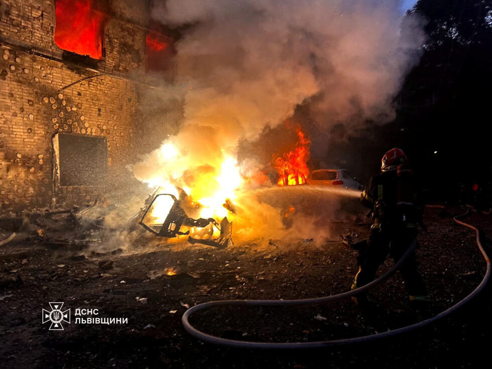 Un bombero trabaja en el lugar de un ataque con drones rusos , en medio del ataque ruso contra Ucrania, en Lviv, Ucrania, el 12 de julio de 2025. Servicio de prensa del Servicio Estatal de Emergencias de Ucrania en la región de Lviv