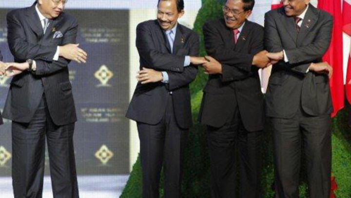 Asian leaders agree to boost economic and political cooperation