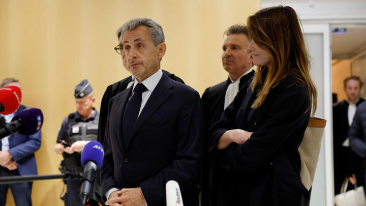 L'ancien président français Nicolas Sarkozy s'adresse aux journalistes après le verdict de son procès, au tribunal de Paris, en France, le 25 septembre 2025.