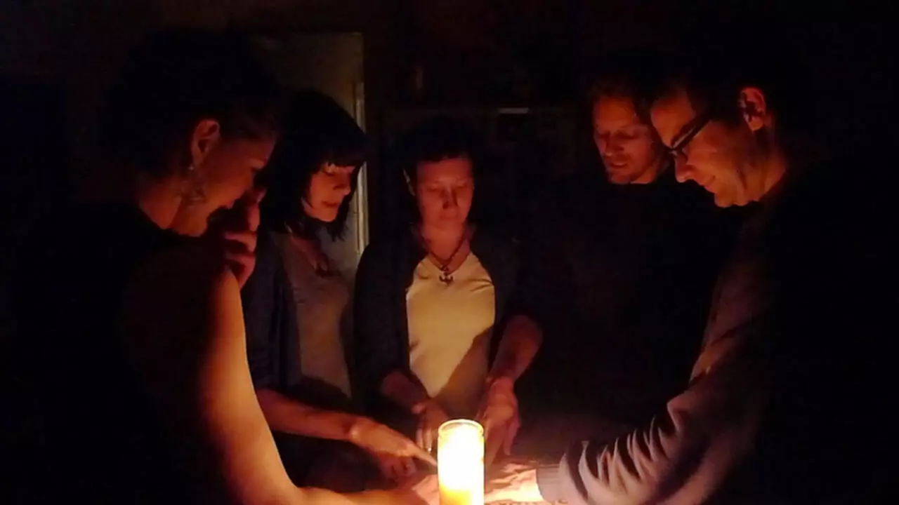 Au Perou Des Collegiens Tomberaient Malades Apres L Apparition D Un Etrange Homme En Noir