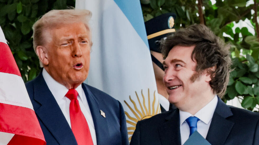 El presidente de Estados Unidos, Donald Trump, y el presidente de Argentina, Javier Milei, reaccionan en la Casa Blanca en Washington, D.C., Estados Unidos, el 14 de octubre de 2025.