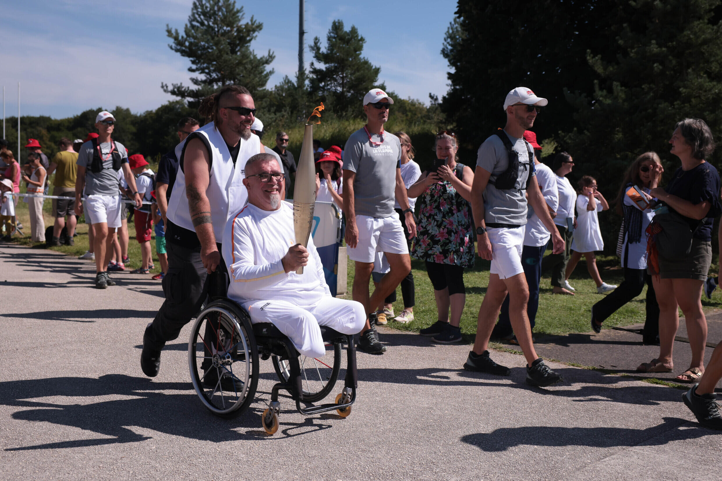 Michel Boudon participe au relais de la flamme en individuel, le 27 août 2024 à Fontainebleau.