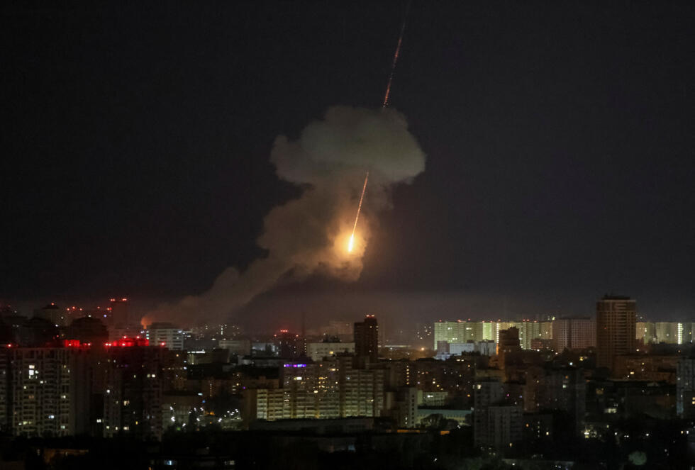 Archivo - Un misil balístico se ve en el cielo sobre la ciudad durante un ataque ruso con misiles y aviones no tripulados, en medio del ataque de Rusia a Ucrania, en Kiev, Ucrania 24 de abril 2025.