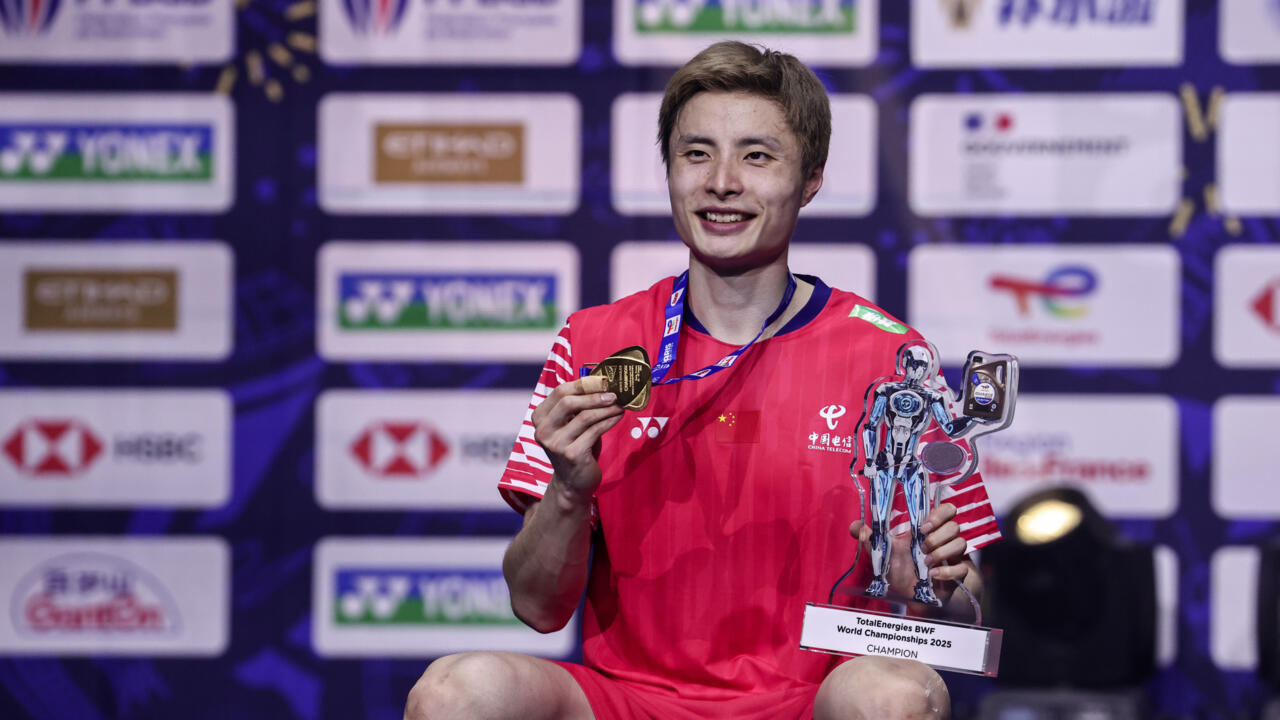 Shi downs Kunlavut to win first world title, Yamaguchi takes women's crown