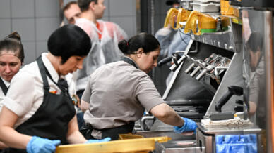 Un grupo de empleados trabajaba en los antiguos locales de McDonald's que ahora será una cadena rusa, en Moscú el 12 de junio de 2022