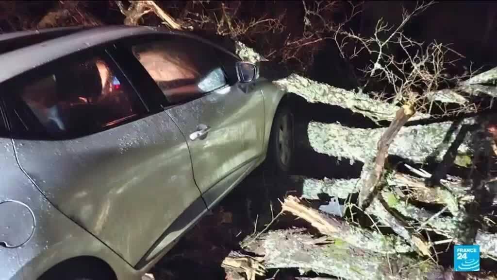 La tempête Nils fait déborder la Garonne et tue une personne, 900.000 foyers privés d'électricité