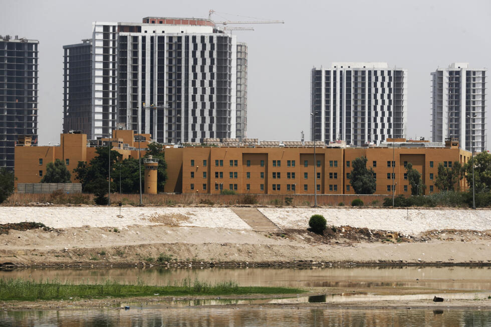 Le complexe de l'ambassade des États-Unis, de l'autre côté du fleuve Tigre à Bagdad, en Irak, le 12 juin 2025.