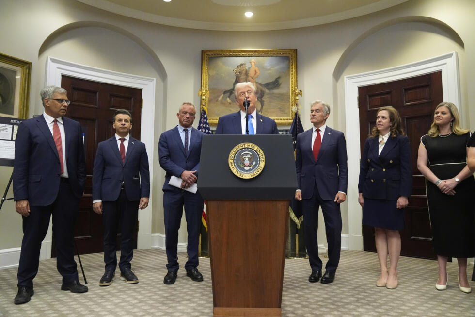 El presidente Donald Trump habla en la Sala Roosevelt de la Casa Blanca, el lunes 22 de septiembre de 2025, en Washington, junto a, de izquierda a derecha, el Dr. Jay Bhattacharya, director de los Institutos Nacionales de Salud, el Dr. Marty Makary, comisionado de la Administración de Alimentos y Medicamentos, el secretario de Salud y Servicios Humanos, Robert F. Kennedy Jr., el administrador de los Centros de Servicios de Medicare y Medicaid, Dr. Mehmet Oz, la Dra. Dorothy Fink, subsecretaria interina de Salud, y Jackie O'Brien, escuchan.