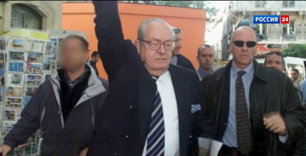 Russian TV channel Rossiya 1 shared this image, which they claimed showed soldier "Gauthier" (left, with his face blurred) serving as a bodyguard to Jean-Marie Le Pen.