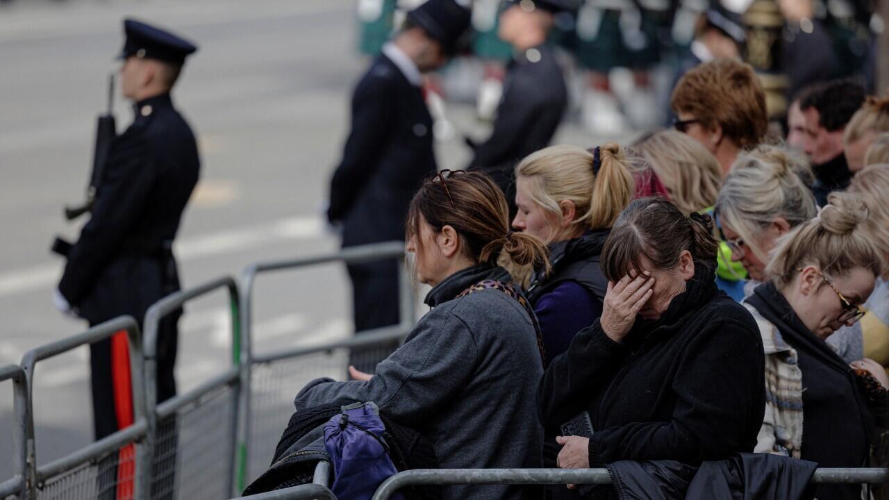 Miles de ciudadanos observan al féretro de Isabel II durante su trayecto hacia el Castillo de Windsor, Reino Unido, el 19 de septiembre de 2022.