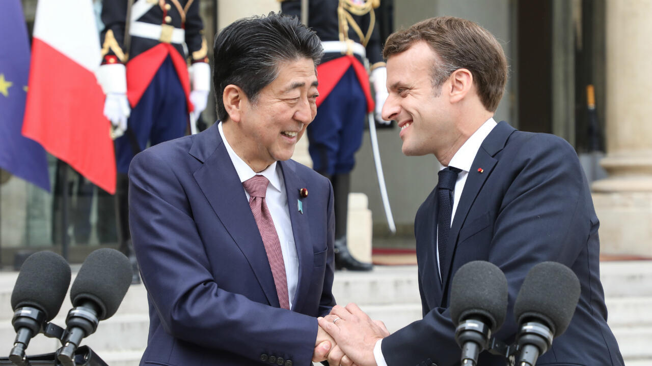 Emmanuel Macron rencontre Shinzo Abe sur fond d'affaire Carlos Ghosn
